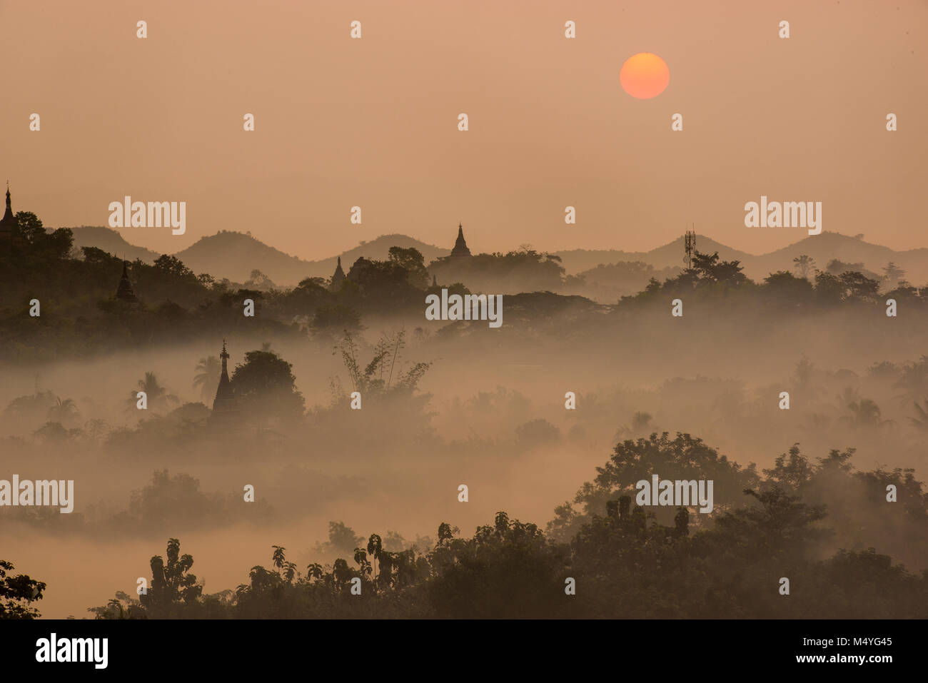 Schöne surise Blick auf Landschaft in Bagan Myanmar wwith Die clound Nebel und der goldene Tempel Stockfoto