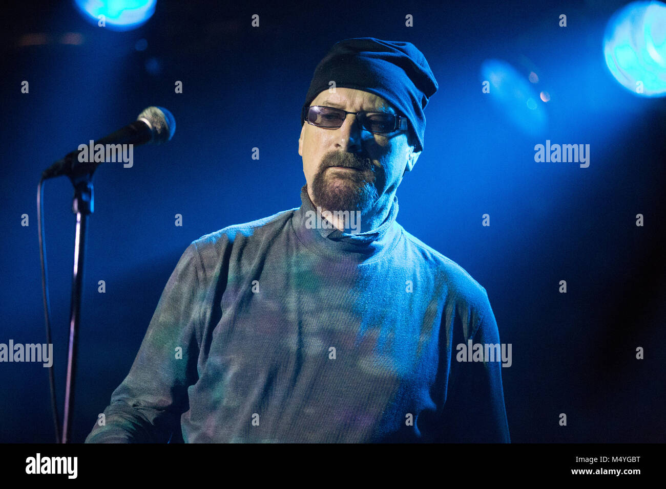 Norwegen, Oslo - Februar 16., 2018. Die Norwegian-Polish New Wave band De drücken Sie führt ein Live Konzert von John Dee in Oslo. Hier Sänger Andrej Nebb wird gesehen, live auf der Bühne. (Foto: Gonzales Foto - Brokvam Kjell). Stockfoto