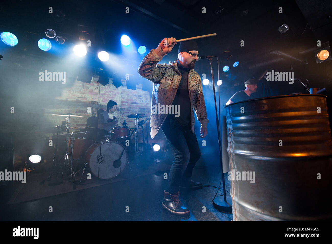 Norwegen, Oslo - Februar 16., 2018. Die Norwegian-Polish New Wave band De drücken Sie führt ein Live Konzert von John Dee in Oslo. Hier Sänger Andrej Nebb wird gesehen, live auf der Bühne. (Foto: Gonzales Foto - Brokvam Kjell). Stockfoto
