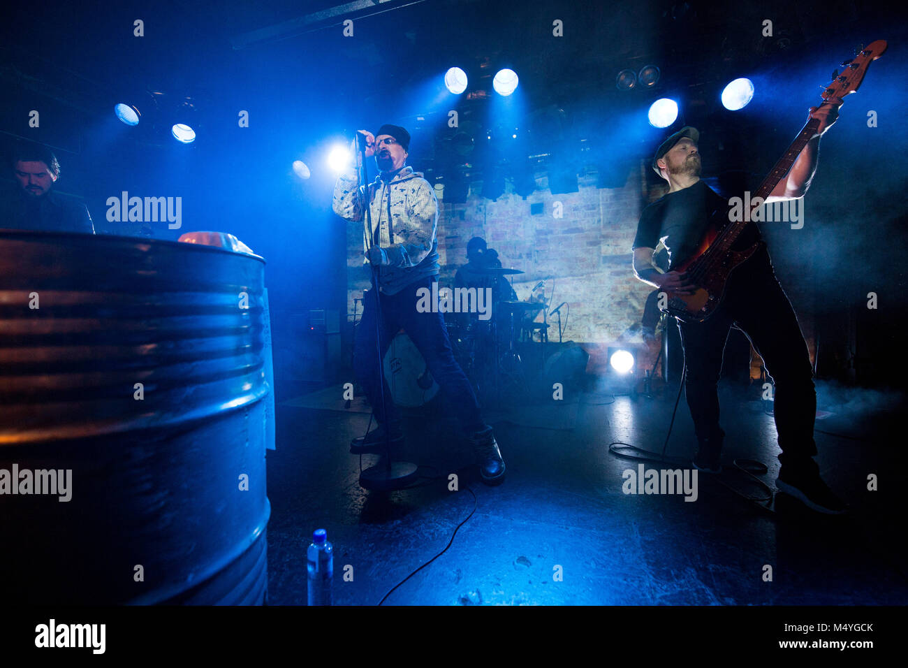 Norwegen, Oslo - Februar 16., 2018. Die Norwegian-Polish New Wave band De drücken Sie führt ein Live Konzert von John Dee in Oslo. Hier Sänger Andrej Nebb wird gesehen, live auf der Bühne. (Foto: Gonzales Foto - Brokvam Kjell). Stockfoto