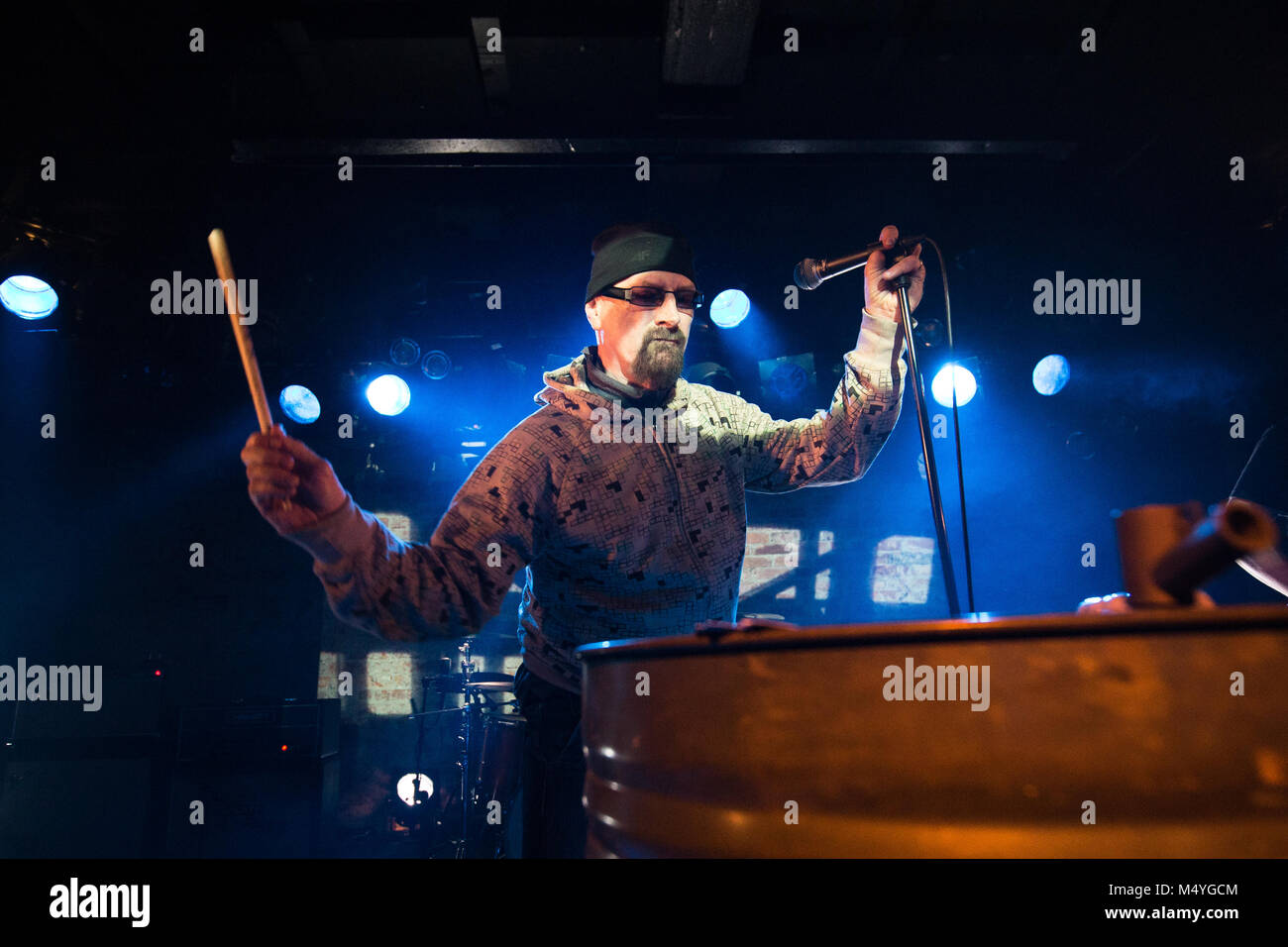 Norwegen, Oslo - Februar 16., 2018. Die Norwegian-Polish New Wave band De drücken Sie führt ein Live Konzert von John Dee in Oslo. Hier Sänger Andrej Nebb wird gesehen, live auf der Bühne. (Foto: Gonzales Foto - Brokvam Kjell). Stockfoto
