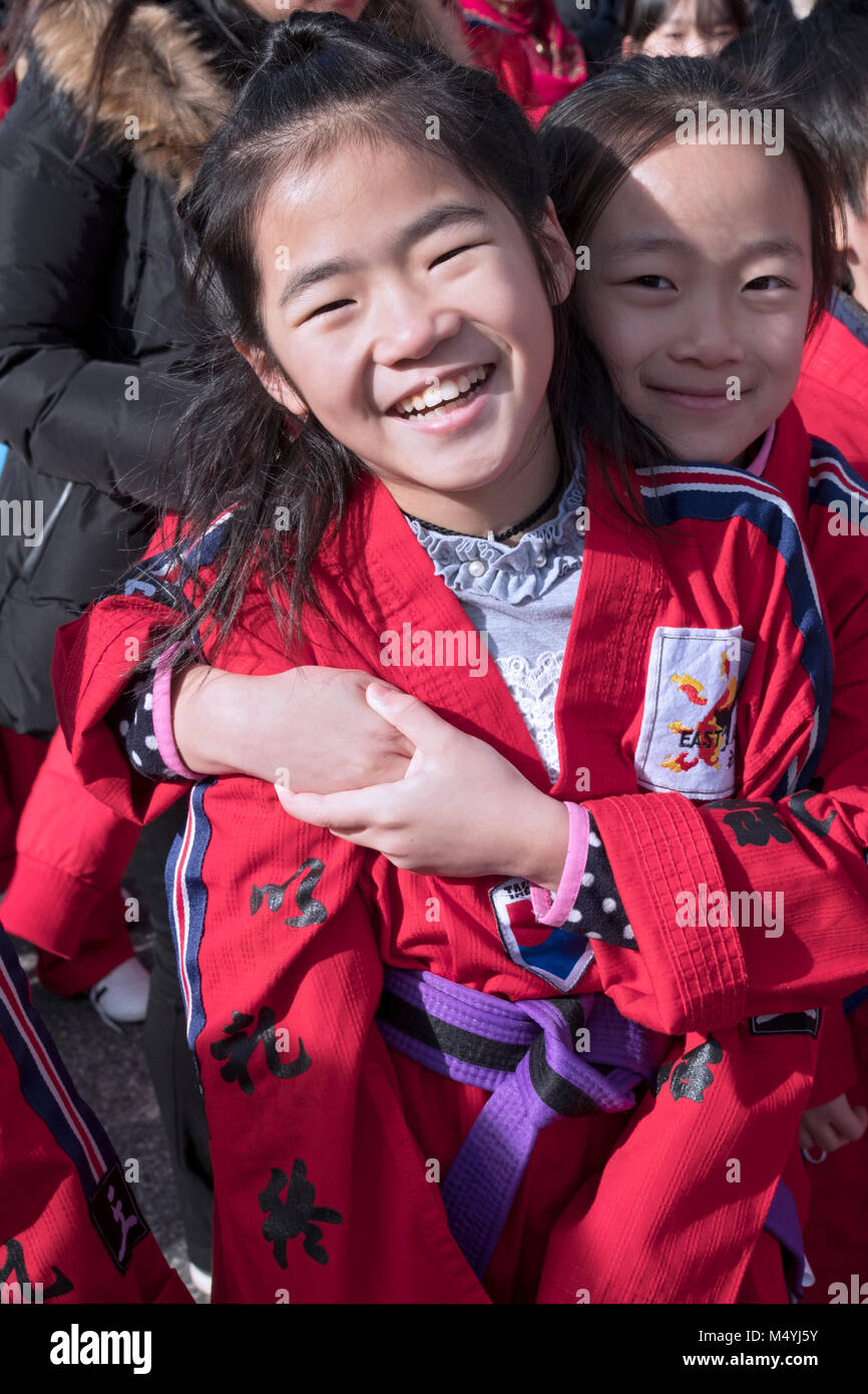 Zwei glückliche die chinesisch-amerikanische Freunde umarmen an der Chinese New Year Parade in Flushing, Queens, New York City. Stockfoto