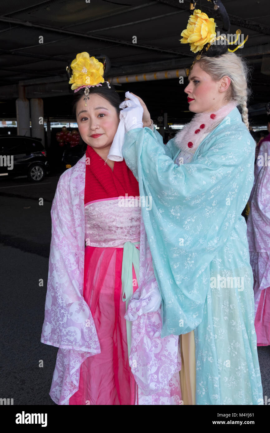 Eine hübsche Falun Dafa marcher passt's Fellow marcher Tracht vor dem chinesischen Neujahr Parade in Flushing, Queens, New York City Stockfoto