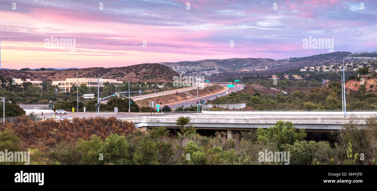 Autobahn in Irvine, Kalifornien, bei Sonnenuntergang Stockfoto