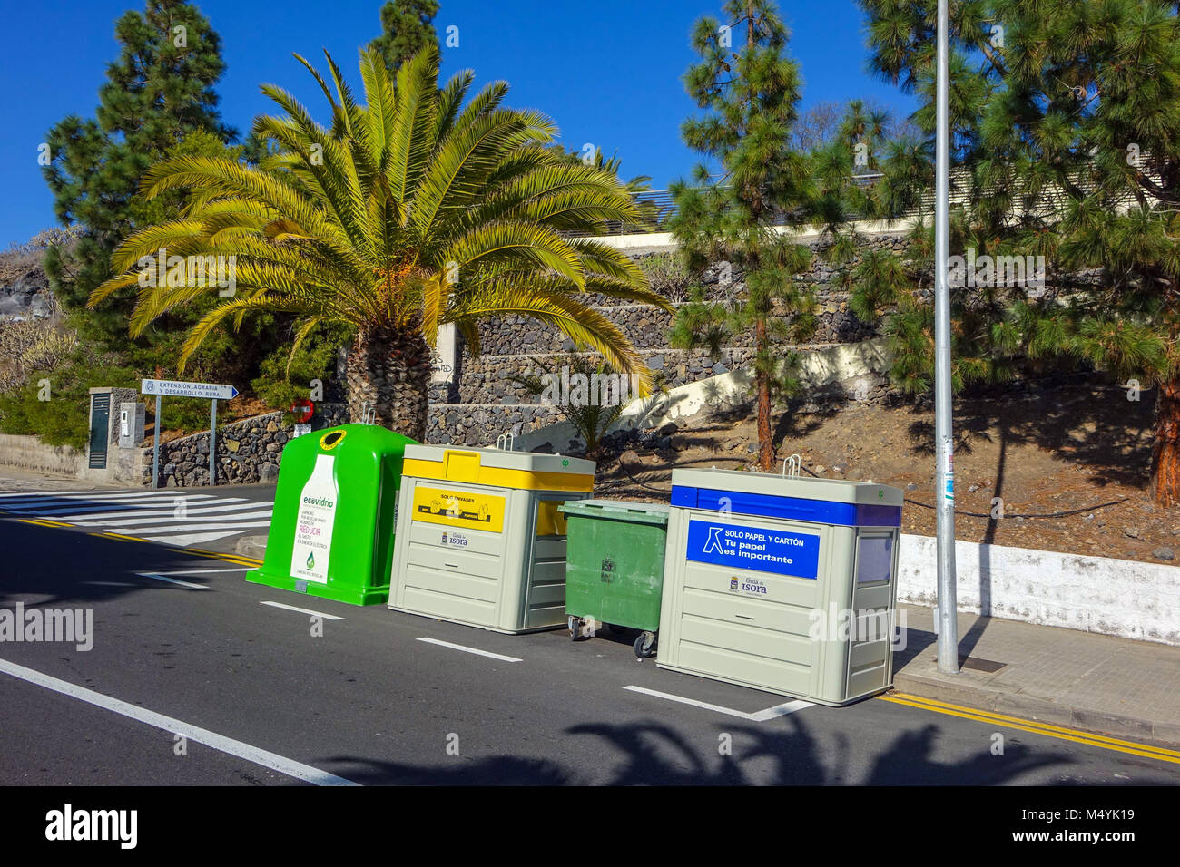 Abfall Recycling Bins, Palmen, Guia de Isora, Teneriffa, Spanien Stockfoto