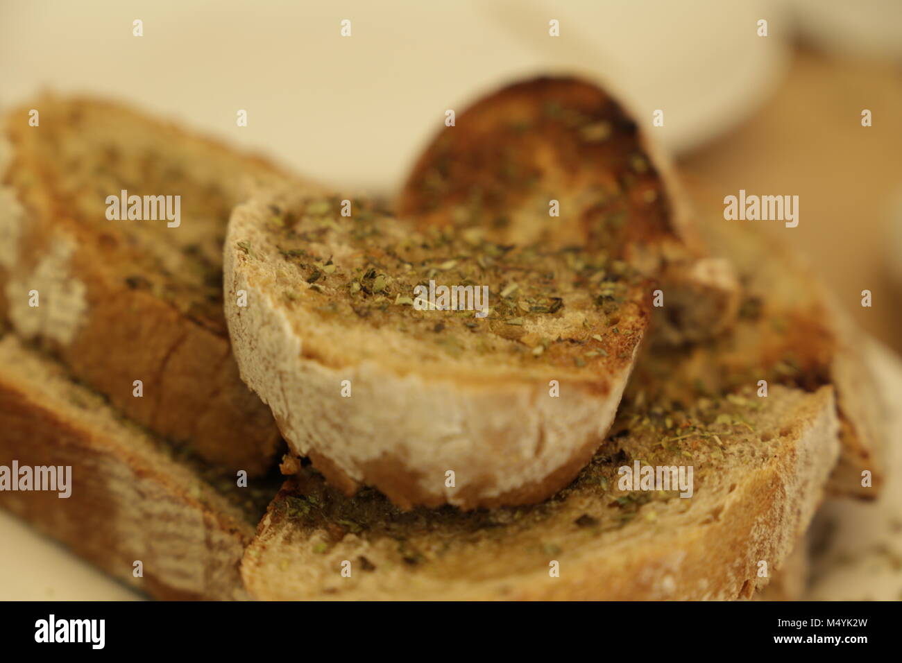 Geröstetes Brot mit Olivenöl und Oregano Stockfoto