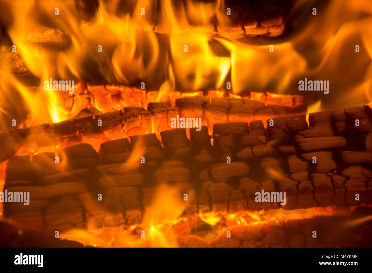 Feuer Kamin ember Holz home Glut Nahaufnahme. Glut in heißen roten Farbe. Stockfoto