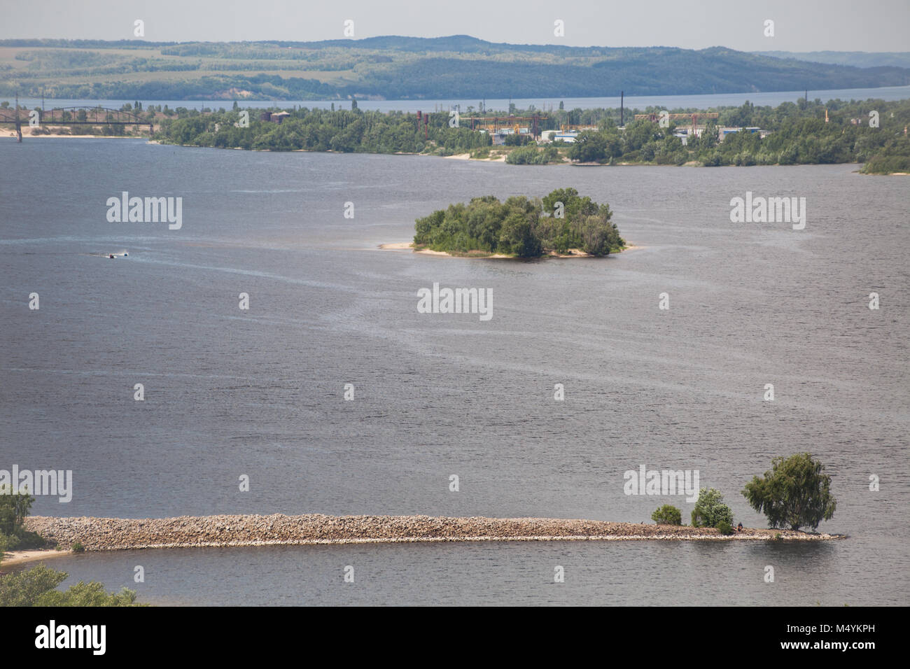 Panorama vom Berg Tarasova in Kanev, Tscherkassy Region, auf der kleinen Insel und Wasserkraftwerk auf breiten Dnepr in ruhigen Abend Sommer s Stockfoto