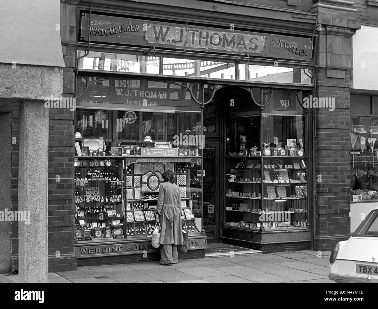 Großbritannien, Wales, Llanelli, Park Street, W J Thomas Uhrmacher und Juwelier, Shop mit alten vergoldeten Anmelden 1970 s Stockfoto