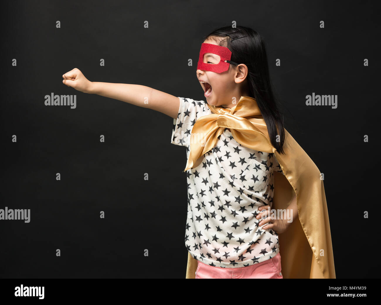 Superhelden-Kinder auf einem schwarzen Hintergrund Stockfoto