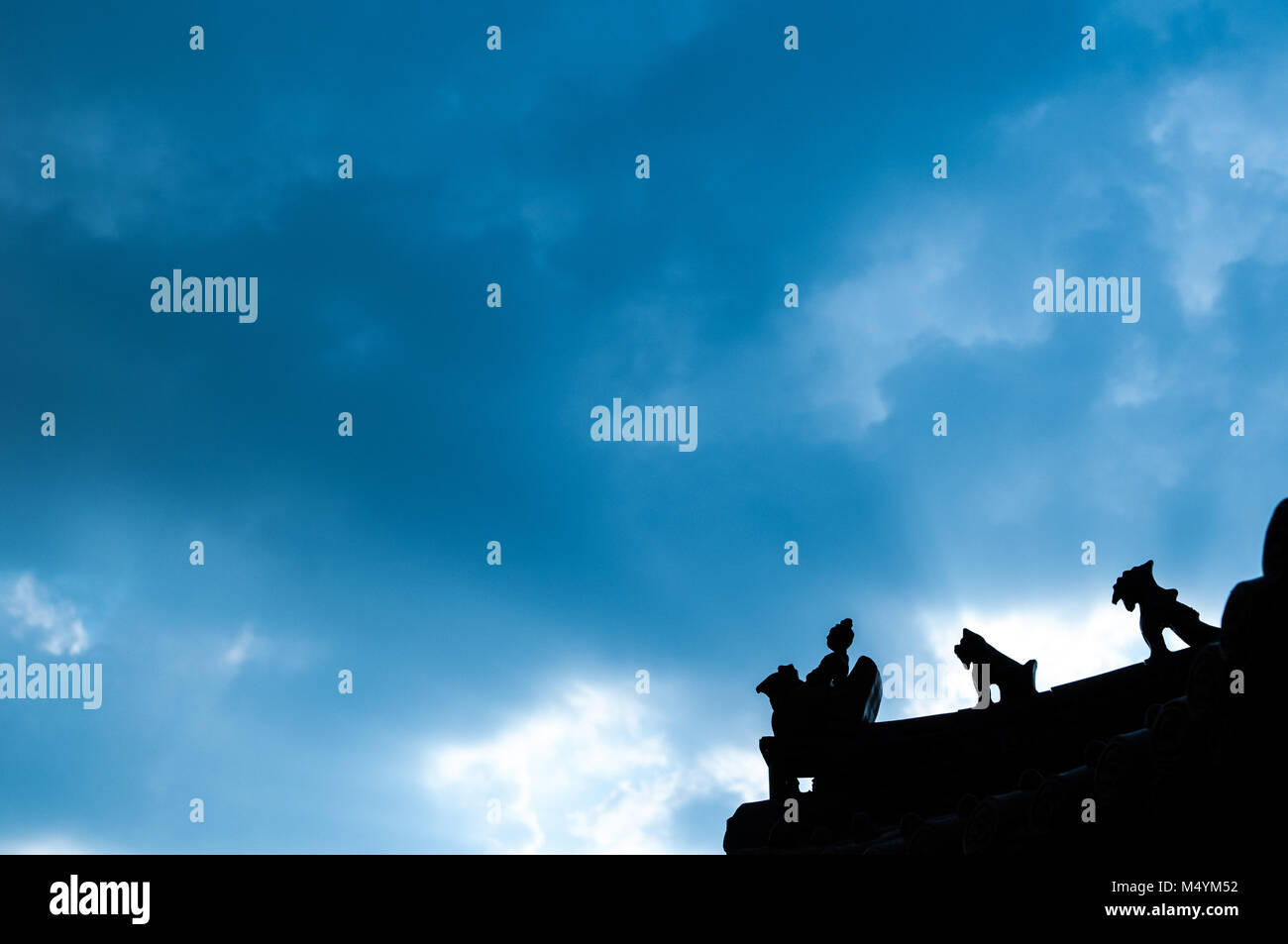 Traditionelle Korea Dach Dekoration. Dunkelblauen Himmel und scharfe silhouette Stockfoto