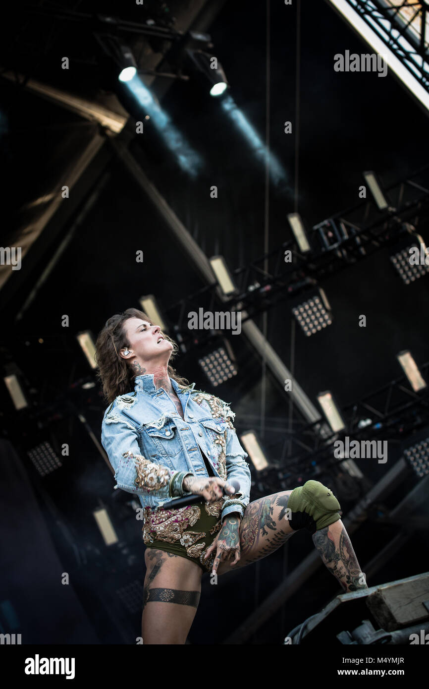 Jennifer Rostock Raucht Jennifer rostock -Fotos und -Bildmaterial in hoher Auflösung – Alamy