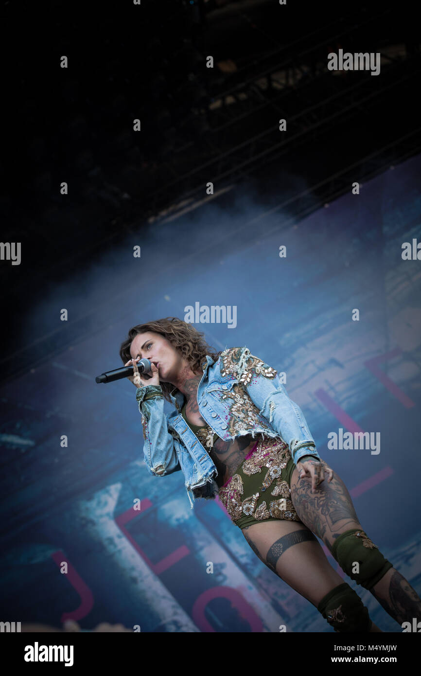 Jennifer Rostock Raucht Jennifer rostock -Fotos und -Bildmaterial in hoher Auflösung – Alamy