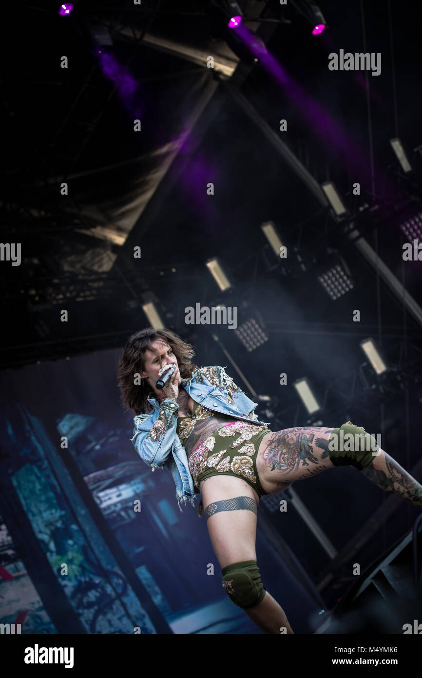 Jennifer Rostock Raucht Jennifer rostock -Fotos und -Bildmaterial in hoher Auflösung – Alamy