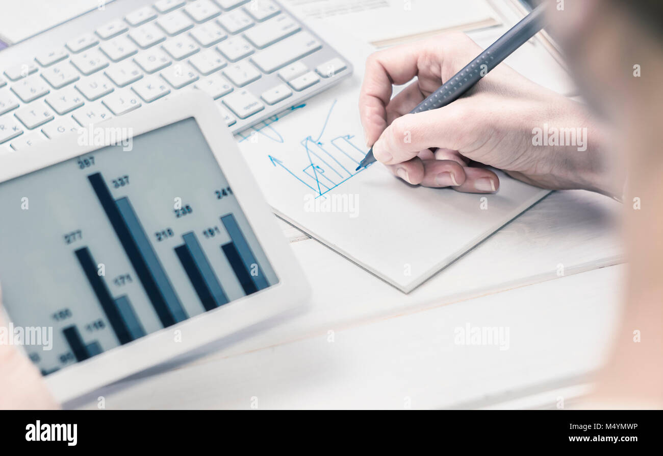 Angebote des Marktes. Manager an der Rezeption. Stockfoto