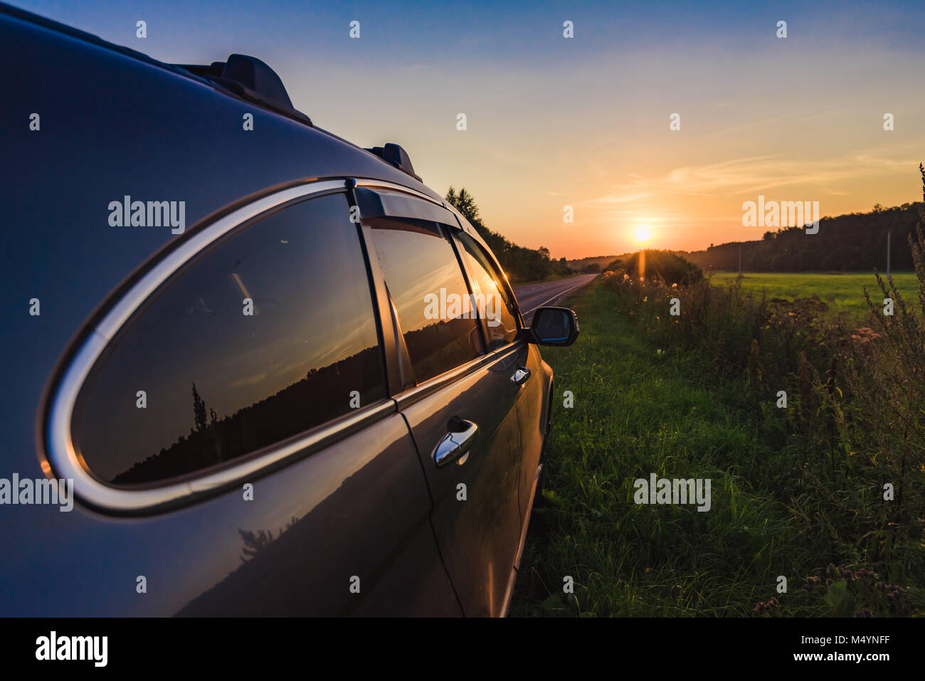 Luxus auto Innenraum mit Sonnenuntergang Beleuchtung und