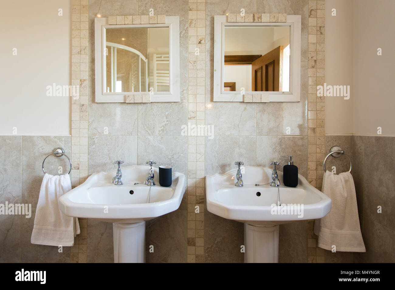 Familie Badezimmer mit zwei Waschbecken, zwei Spiegel und zwei Handtücher. Stockfoto
