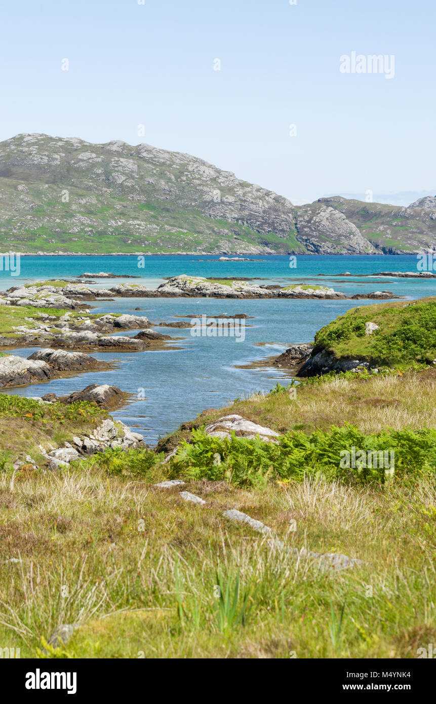 Blick über die Wiesen auf den Hügeln von South Glendale auf der Isle of South Uist, Äußere Hebriden mit den Minch und das Meer der Hebriden über Stockfoto