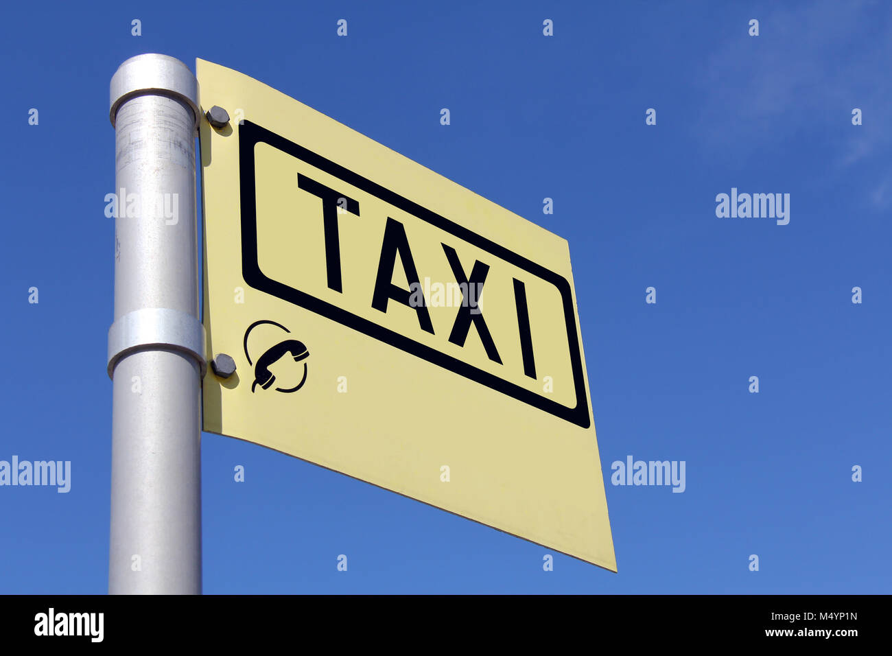 Gelbes Taxi Schild gegen den blauen Himmel, Platz für Ihre Telefonnummer oder Text. Stockfoto