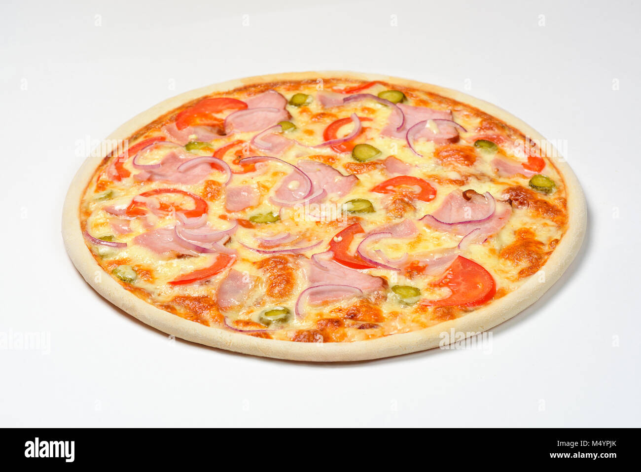 Pizza mit Gurken, Käse und Carbonate auf weißem Hintergrund Stockfoto