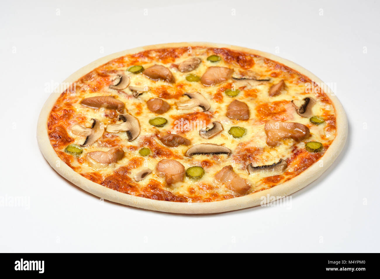 Pizza mit Huhn, Cornichons und Käse auf weißem Hintergrund Stockfoto
