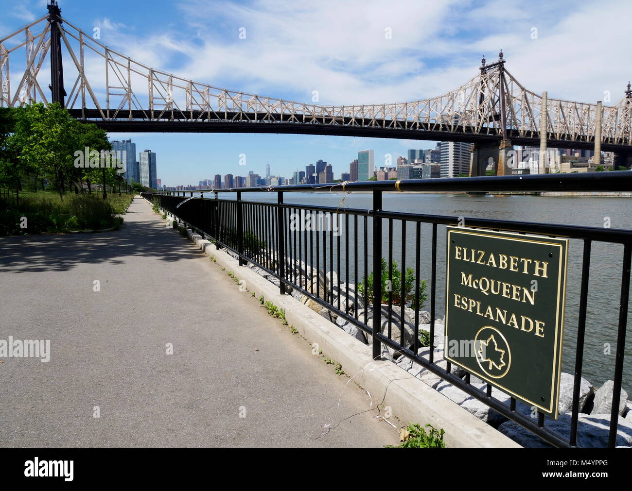 Elisabeth McQueen Esplanade, Queens, Manhattan Skyline und die Queensboro Bridge. Stockfoto