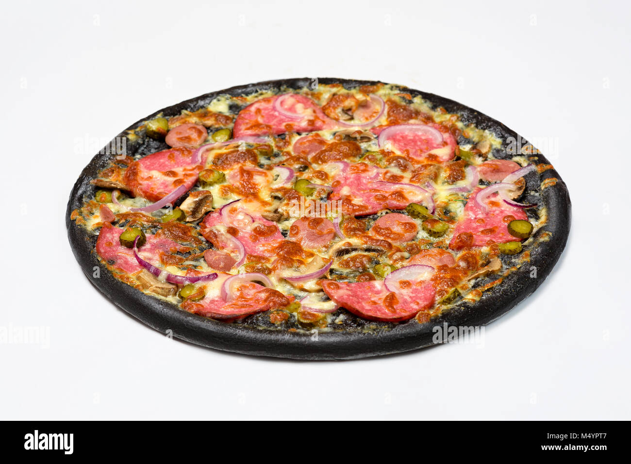 Schwarz Pizza Mit Wurstchen Servelat Und Gurken Pickles In Weisser Sosse Mit Mozzarella Kase Und Champignons Stockfotografie Alamy