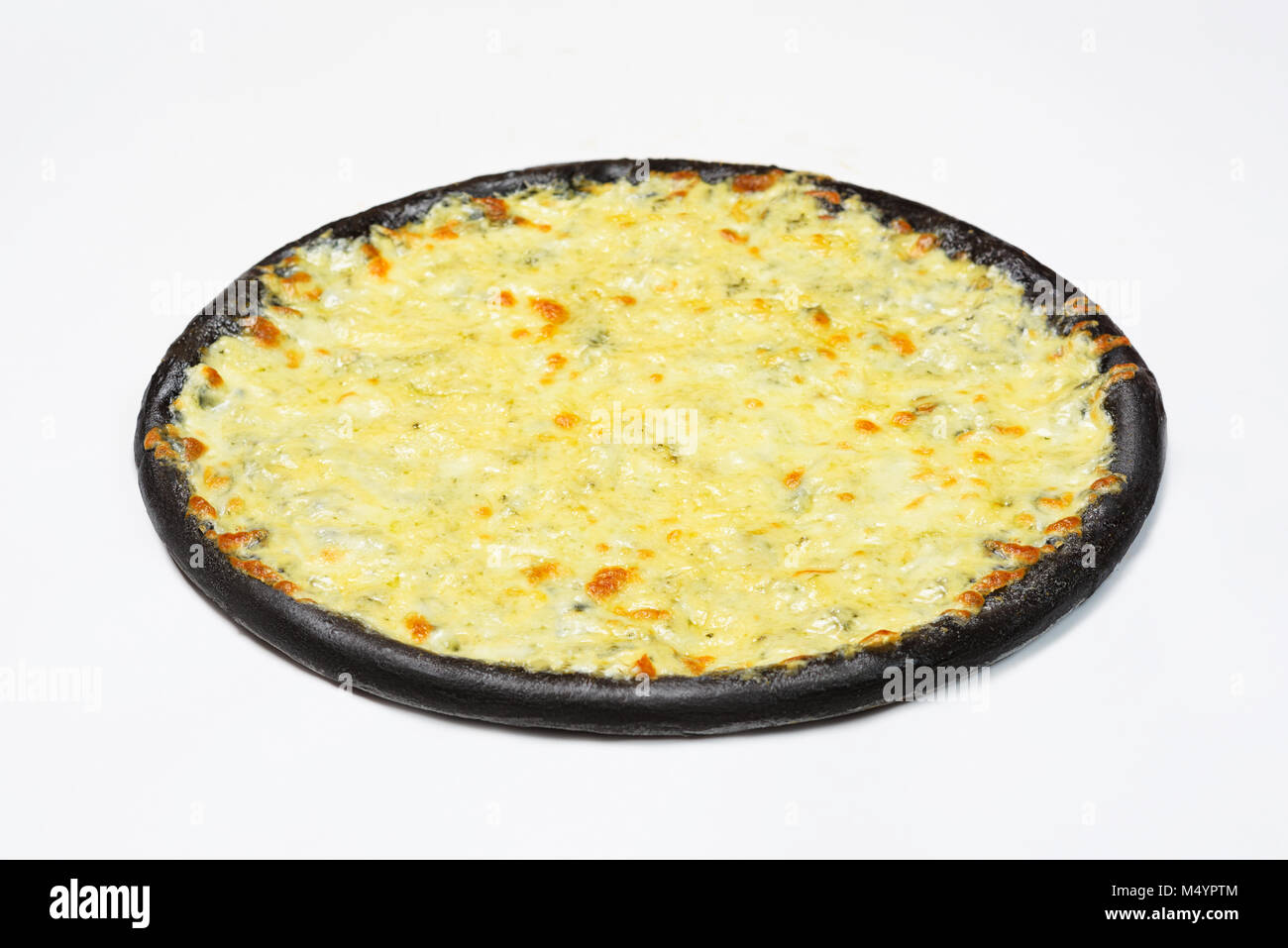 Schwarzer 4 Pizza Käse mit weißer Soße auf weißem Hintergrund Stockfoto
