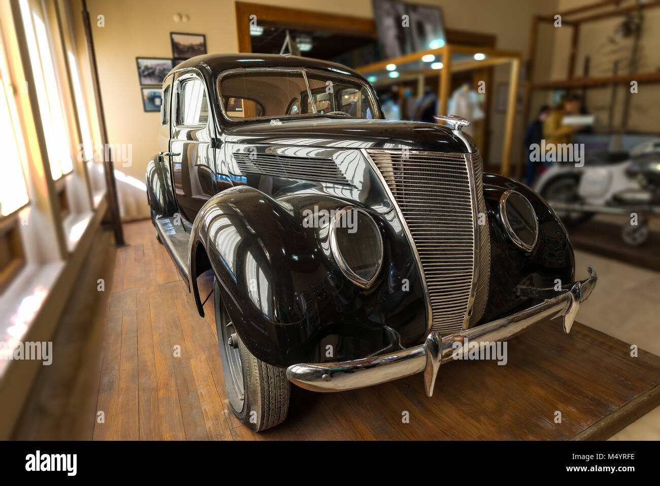 Altes schwarzes Auto Reifen City Museum, Izmir, Türkei Stockfoto