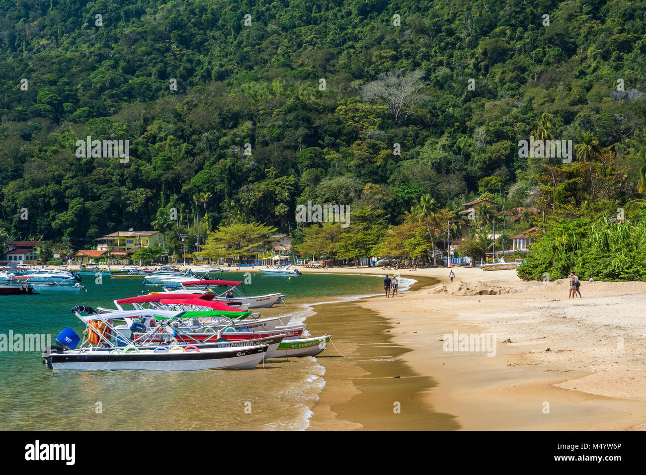 Boote warten auf Touristen am Strand in Ilha Grande, Rio de Janeiro, Brasilien Stockfoto