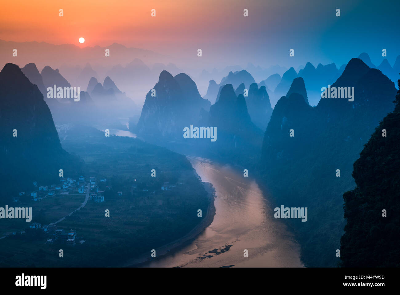 Sonnenaufgang über dem Xianggong Hügel in Guilin, Chinna Stockfoto