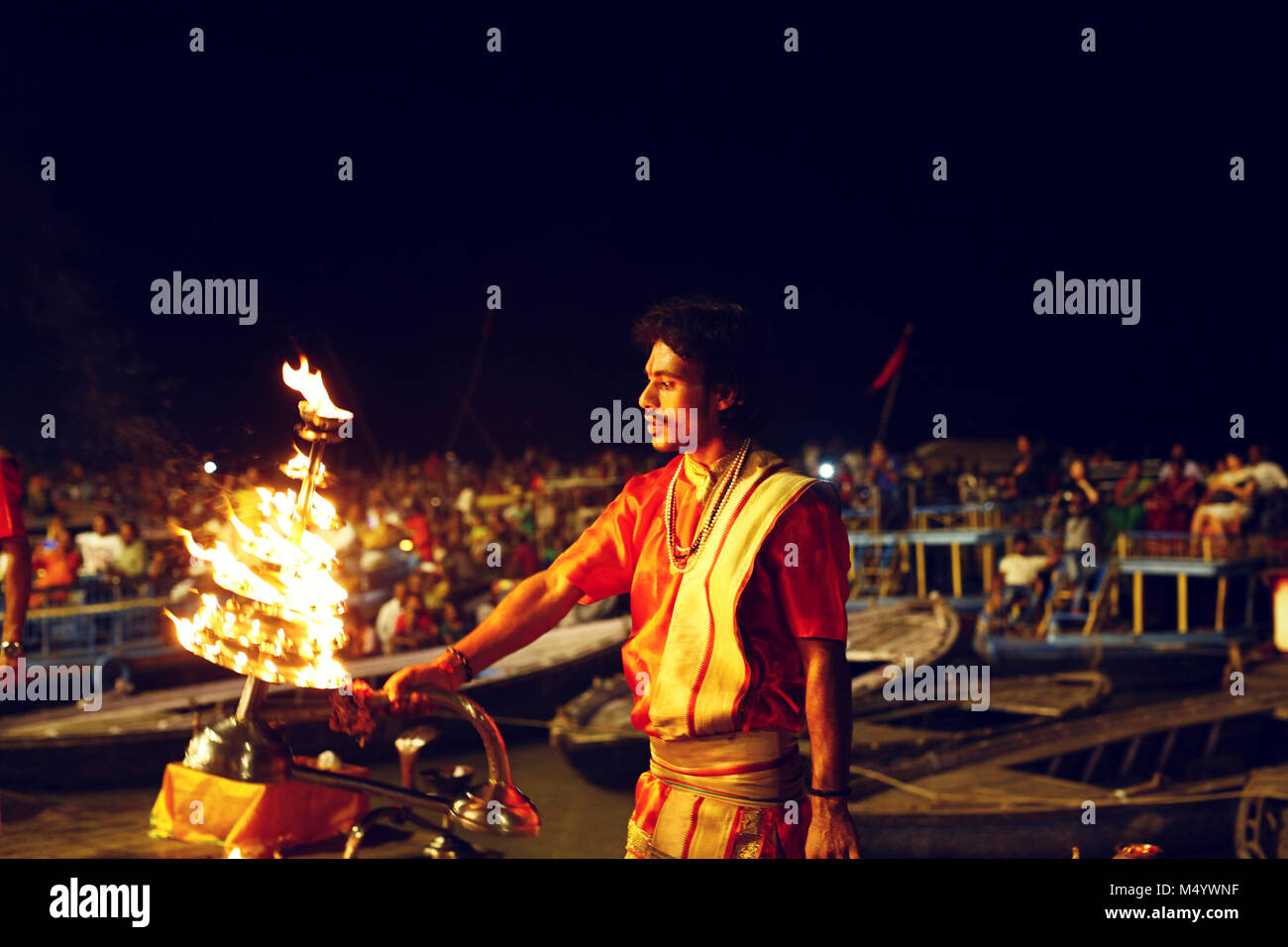 Ganga Aarti Zeremonie am Rande des Ganges, Varanasi, Uttar Pradesh, Indien Stockfoto
