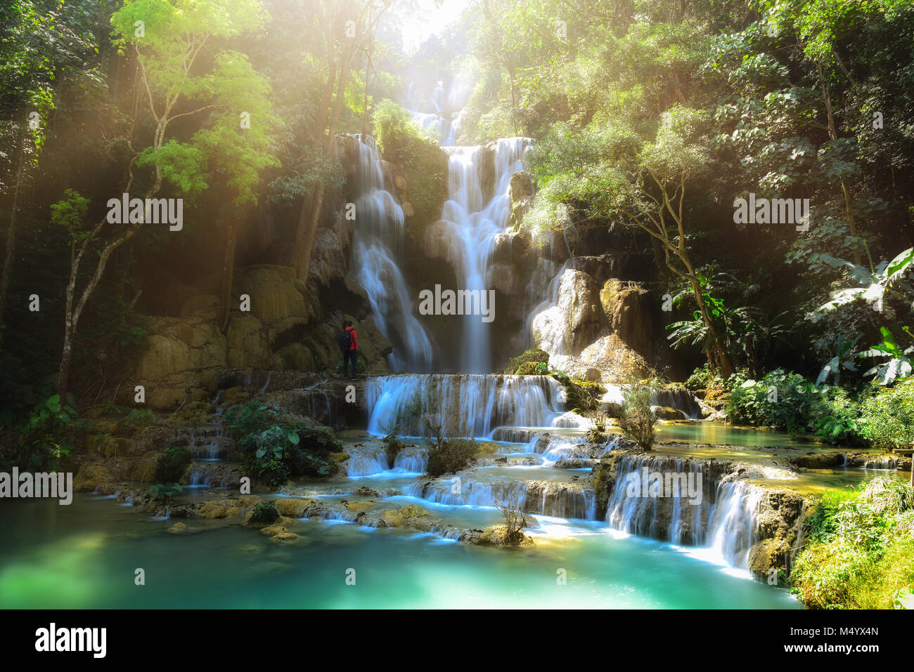 Tat Kuang Si Wasserfälle bei Sonnenuntergang Luangprabang Laos. Stockfoto