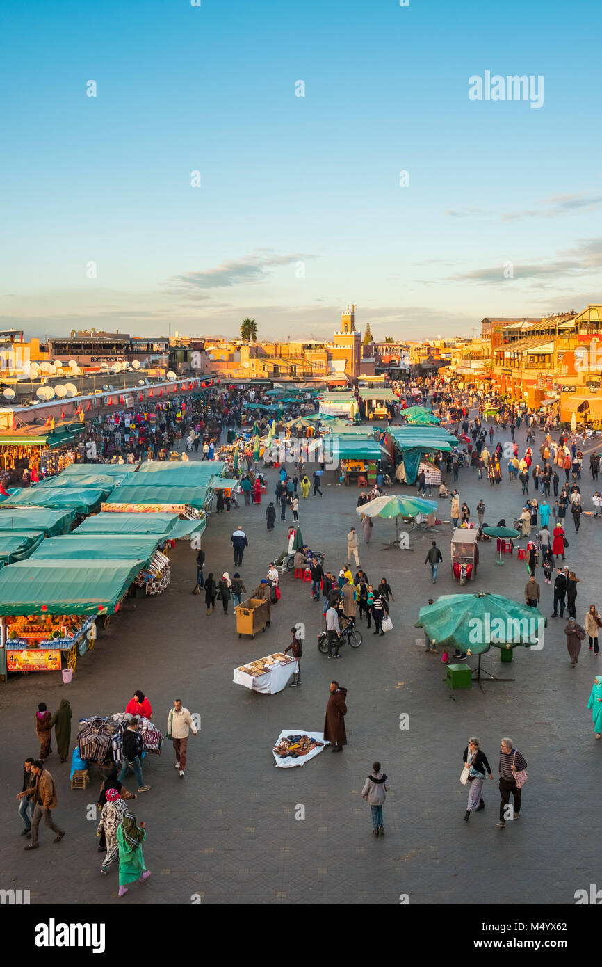 Überfüllten Markt am Platz Djemaa El-Fná Square in der Dämmerung, Marrakesch, Marokko Marrakesh-Safi Stockfoto