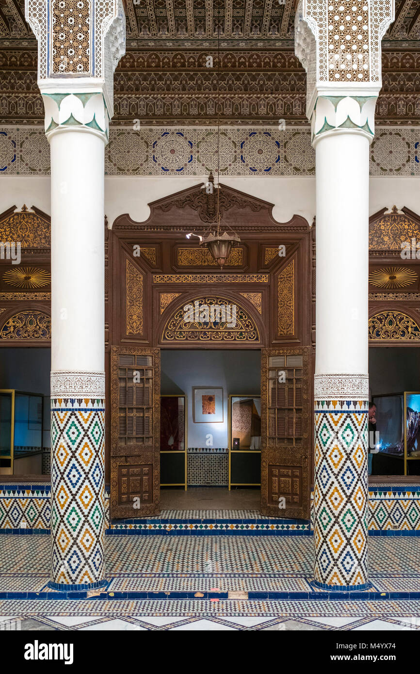 Säulen vor dem Eingang in das Museum von Marrakesch, Marrakesch, Marokko Marrakesh-Safi Stockfoto