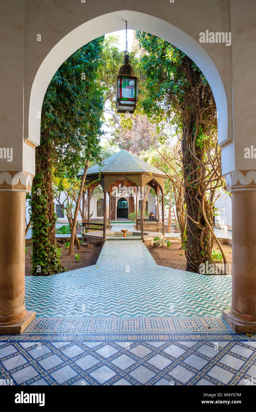 Torbogen vor Innenhof Gazebo im Musee Museum Dar Si Said, Marrakesch, Marokko Marrakesh-Safi Stockfoto