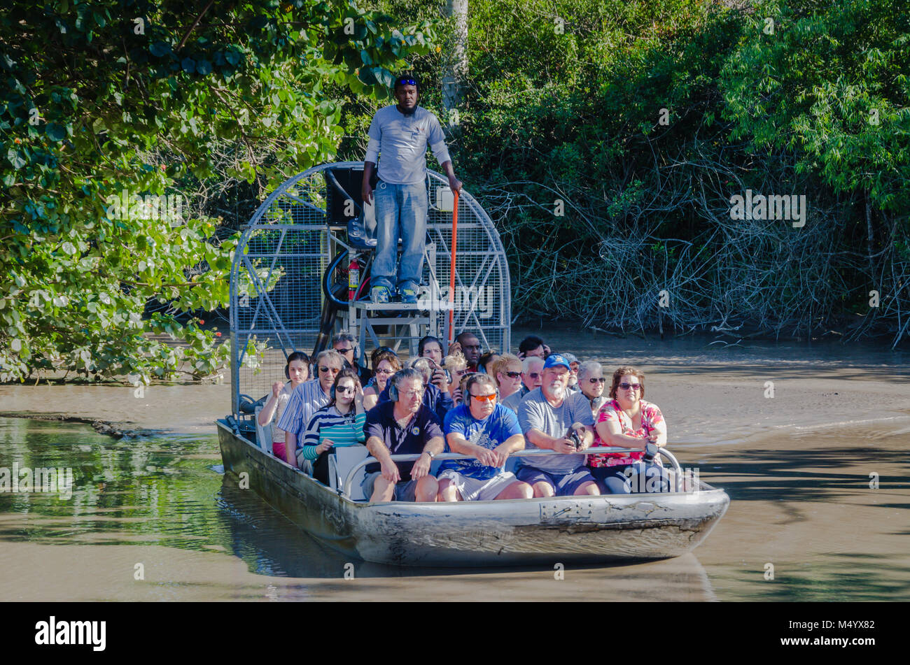 Gruppe von Touristen auf airbootsfahrt in Everglades Alligator Farm im südlichen Florida. Stockfoto
