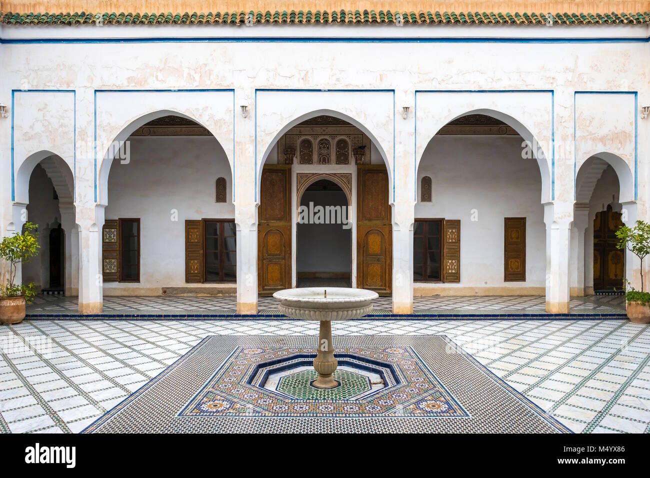 Innenhof und kleinen Springbrunnen von Bahia Palast, Marrakesch, Marokko Marrakesh-Safi Stockfoto