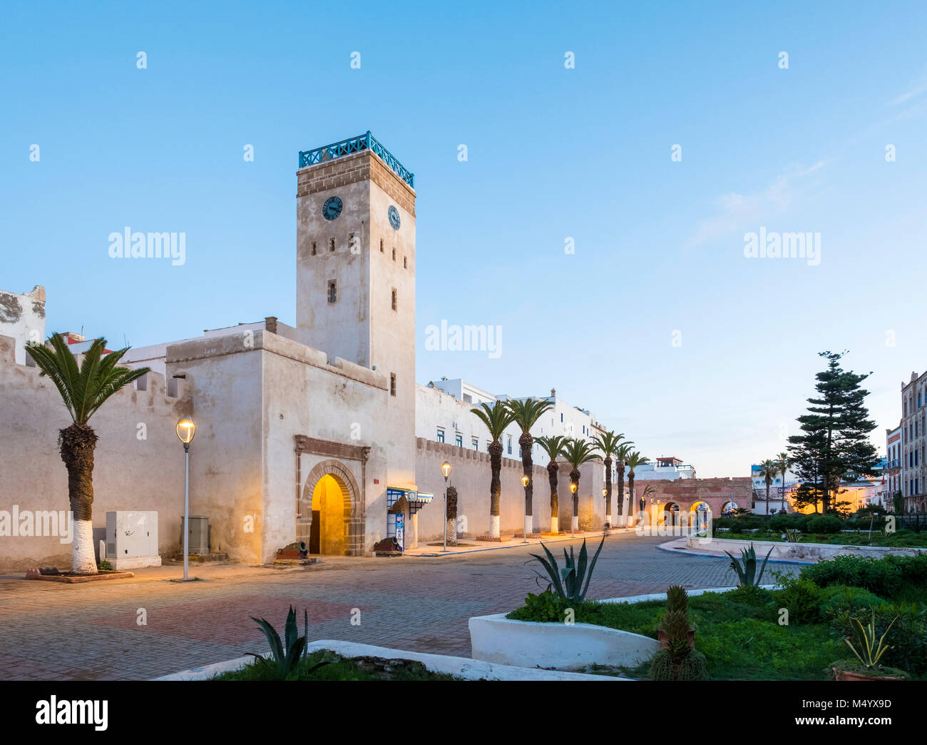 L'Horloge d'Essaouira Clock Tower und Gebäuden in Medina Essaouira, Marrakesh-Safi, Marokko Stockfoto