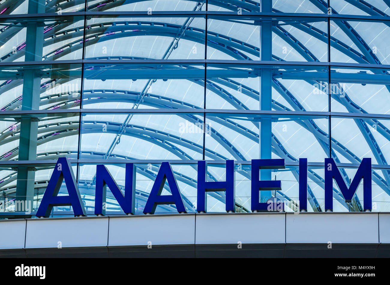 Der Amtrak-Bahnhof in Anaheim, Kalifornien (CA) ist weniger als 4 Meilen von Disneyland entfernt, in der Nähe vieler Hotels, Restaurants und Angel Stadium. Stockfoto