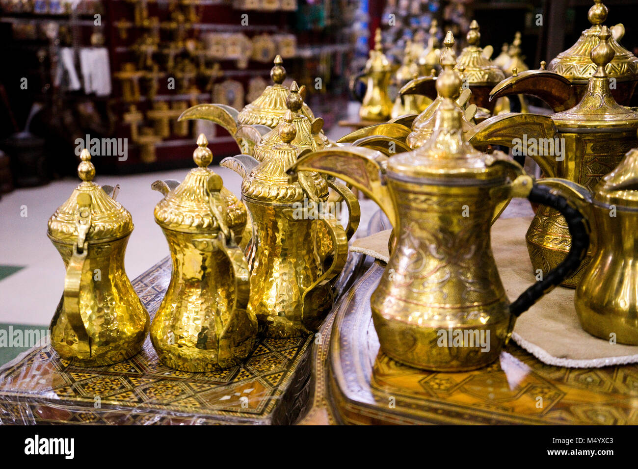 Dallahs traditionellen arabischen Kaffee Topf, für Verkauf an den Souk, oder Markt, im Hinterland von Jordanien, Amman, Jordanien Stockfoto