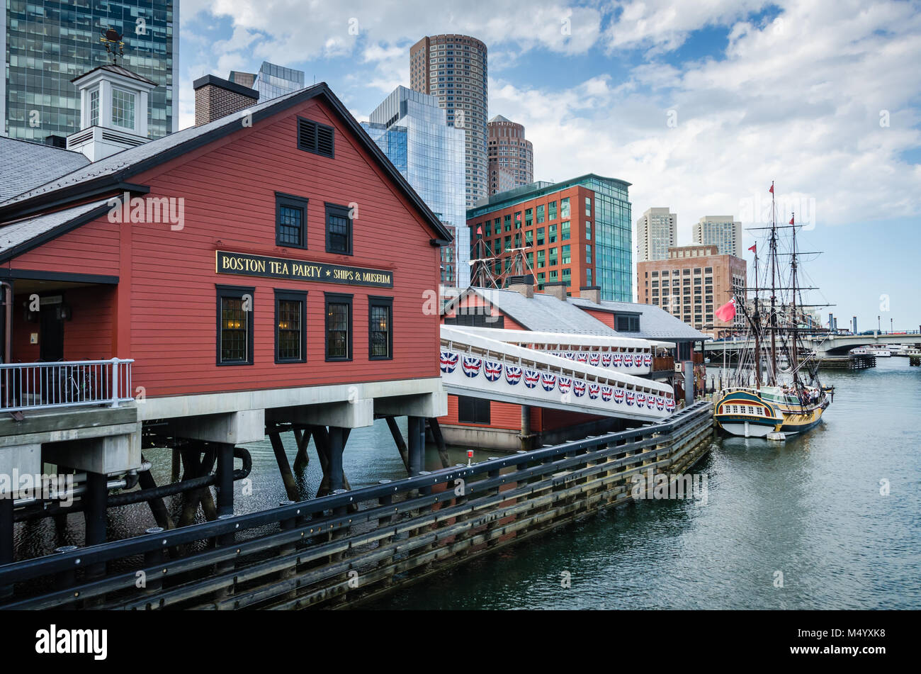 Boston, MA Anziehung erklärt Geschichte der Boston Tea Party, die politischen Protest durch die Söhne der Freiheit in Boston, Massachusetts, am 16. Dezember 1773 Stockfoto