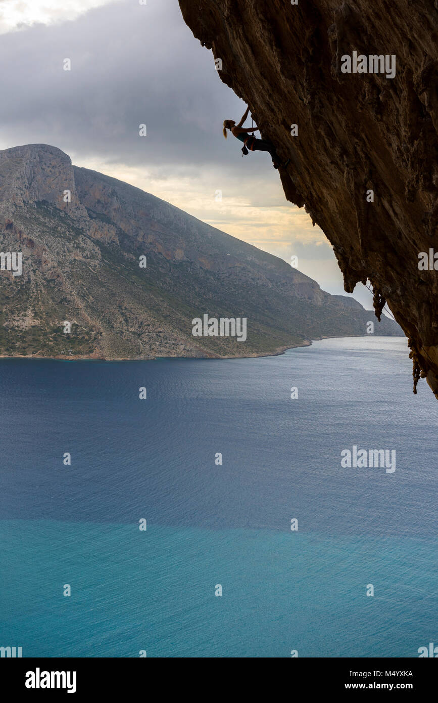 Professioneller Bergsteiger Rock in Kalymnos, Griechenland klettern Stockfoto