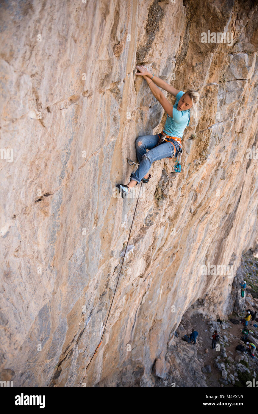 Professionelle female rock Kletterer auf Kalymnos, Griechenland klettern Stockfoto