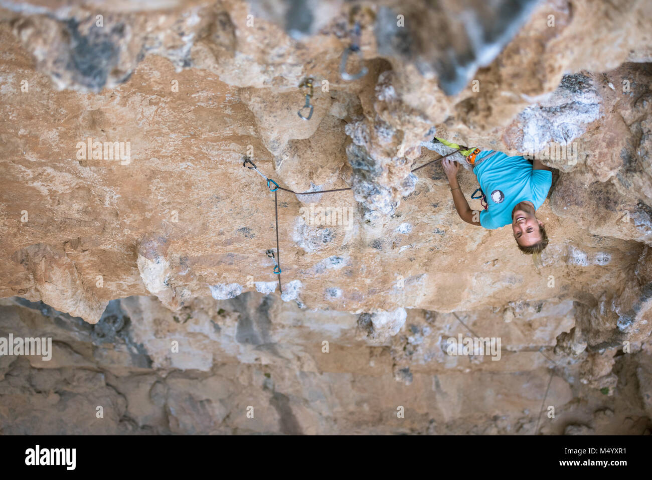 Hohe Betrachtungswinkel von professionellen weiblichen Kletterer Rock in Kalymnos, Griechenland klettern Stockfoto