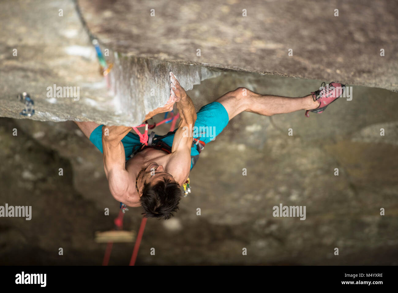 Hohe Betrachtungswinkel von professionellen Kletterer klettern crack Granit Route in Cadarese, Italien Stockfoto