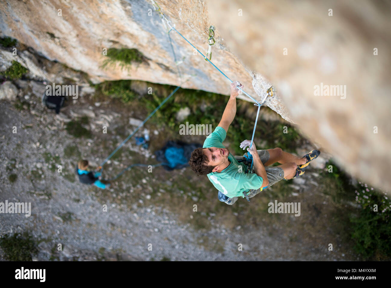 Blick von oben der Kletterer klettern Jungle Boogie, 9a+, Ceuse, Haute-Savoie, Frankreich Stockfoto