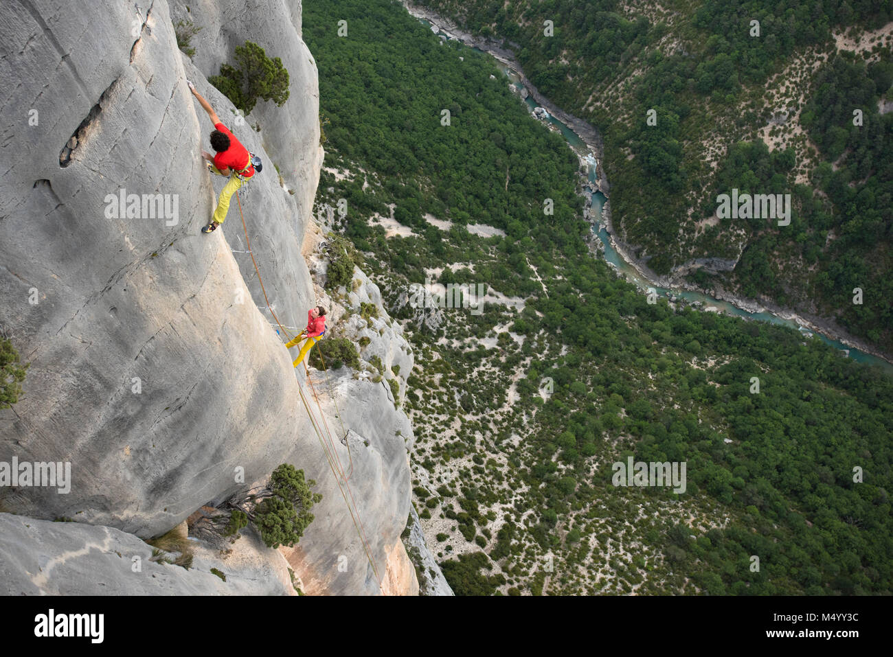 Blick von oben der männlichen und weiblichen Kletterer klettern Fels, Verdon Schlucht, Alpes-de-Haute-Provence, Frankreich Stockfoto