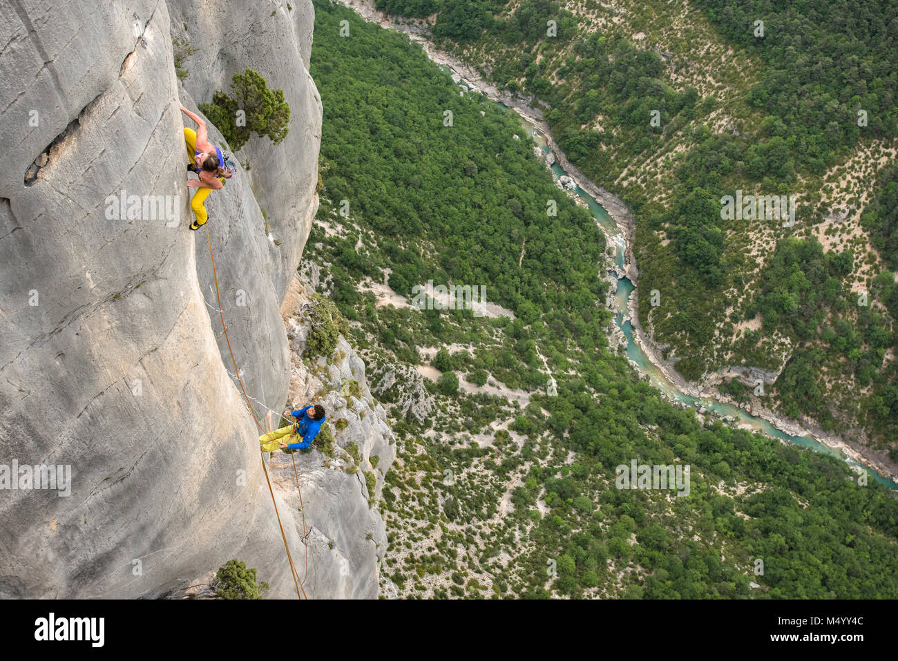 Blick von oben der männlichen und weiblichen Kletterer klettern Fels, Verdon Schlucht, Alpes-de-Haute-Provence, Frankreich Stockfoto