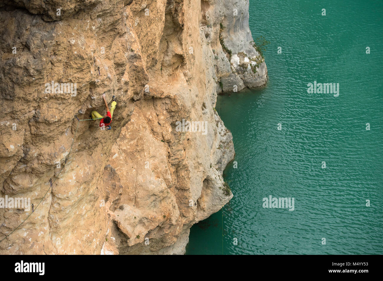 Blick von oben der Kletterer Klettern Felsen am Ufer, Verdon Schlucht, Alpes-de-Haute-Provence, Frankreich Stockfoto